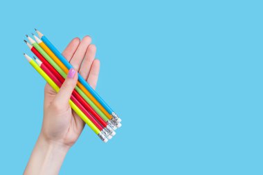 renkli kalemler tutan el 