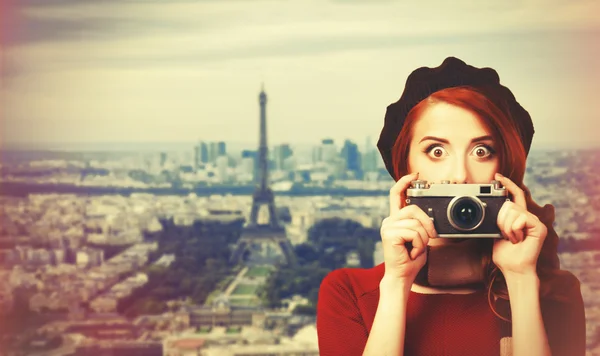 Femme rousse avec écharpe et caméra vintage — Photo