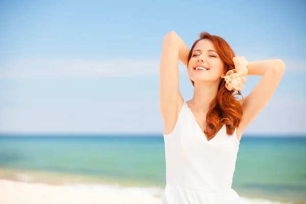 Junge Braut am Strand — Stockfoto