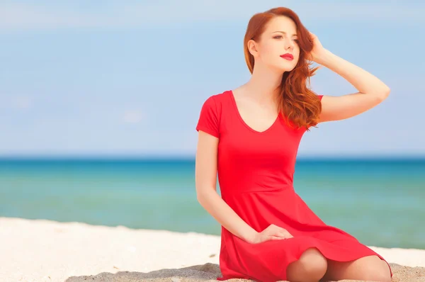 Jeune rousse fille sur la plage . — Photo