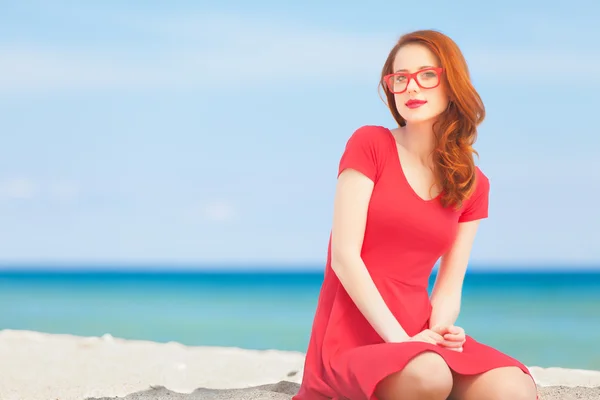 Ruiva gitl nos óculos na praia — Fotografia de Stock