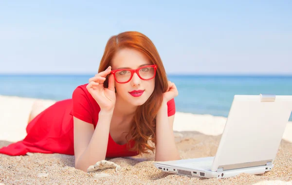 Kızıl saçlı kız sahilde defter ile gözlük — Stok fotoğraf