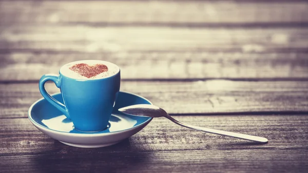 Taza de café con forma de corazón en una mesa de madera . —  Fotos de Stock