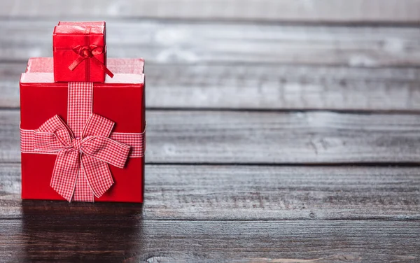 Caja de regalo roja sobre mesa de madera . —  Fotos de Stock