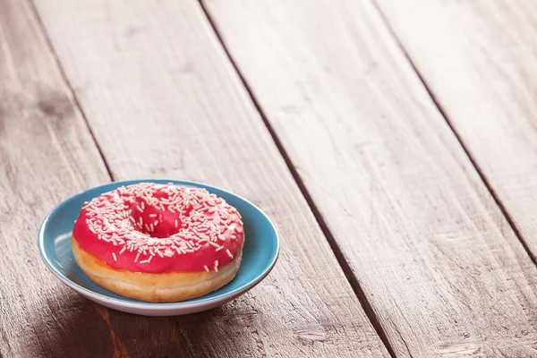 Donut op houten tafel. — Stockfoto