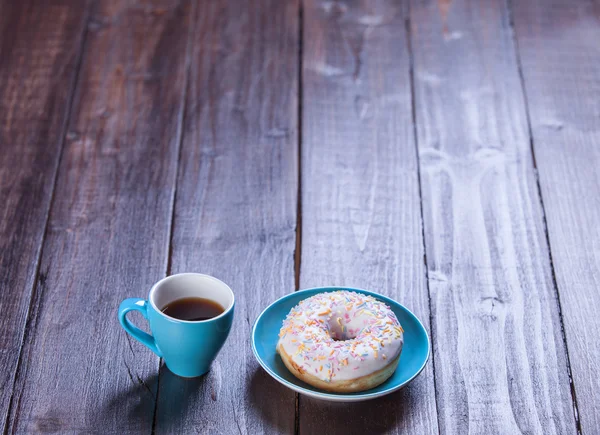 Donut auf Holztisch. — Stockfoto