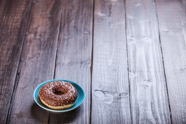 Donut sur table en bois . — Photo