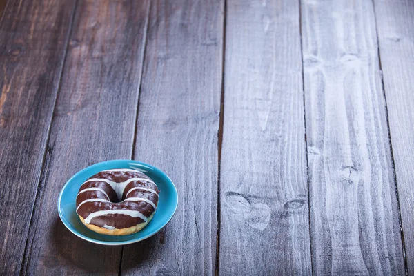 Donut op houten tafel. — Stockfoto