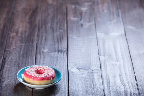 Donut na mesa de madeira . — Fotografia de Stock
