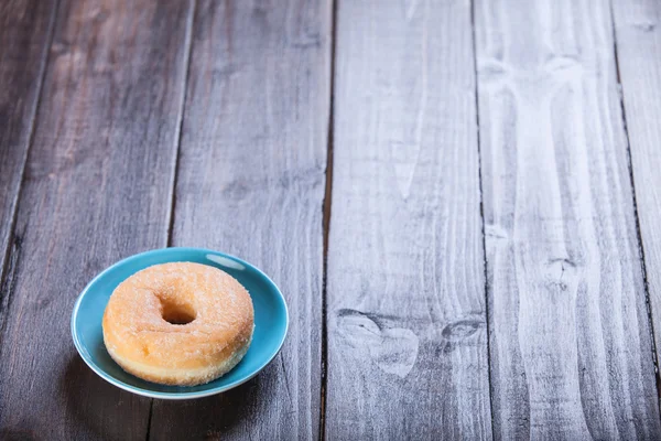 लकड़ी की मेज पर डोनट . — स्टॉक फ़ोटो, इमेज