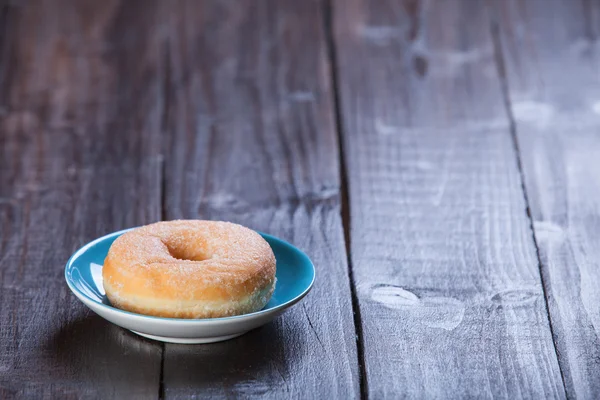 Donut na mesa de madeira . — Fotografia de Stock