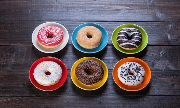 Donuts auf Holztisch. — Stockfoto