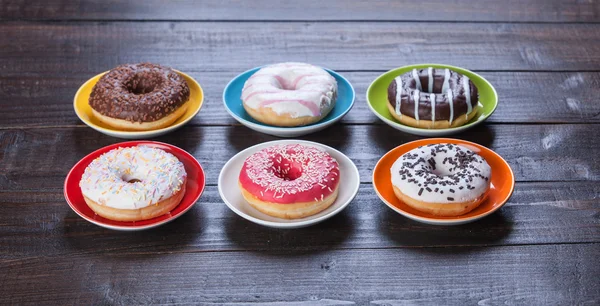 Donuts auf Holztisch. — Stockfoto