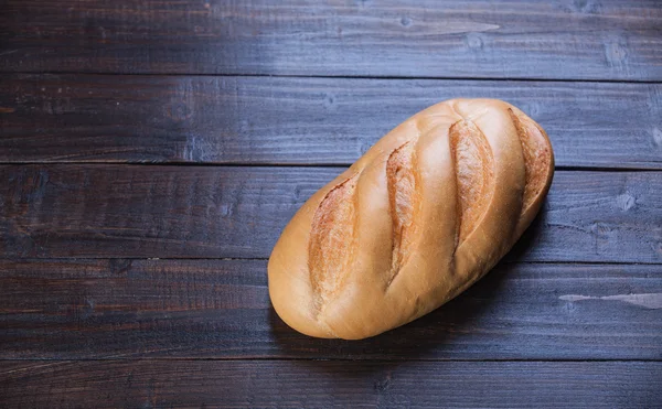 Delicioso pan en una mesa de madera — Foto de Stock