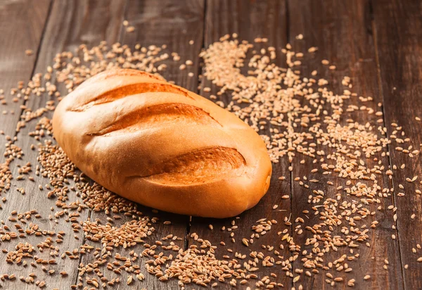 Pão delicioso em uma mesa de madeira — Fotografia de Stock