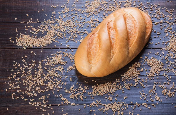 Вкусный хлеб на деревянном столе — стоковое фото