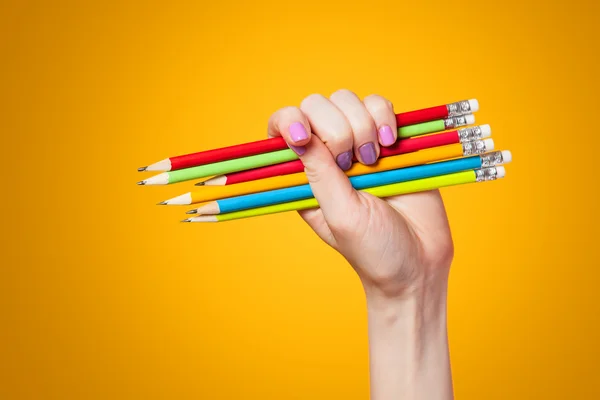 Ruka držící barevné tužky — Stock fotografie