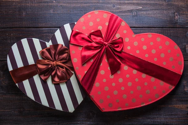 Herzförmige Valentinskiste handgefertigt auf Holzhintergrund — Stockfoto