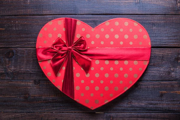 Caja de San Valentín en forma de corazón hecha a mano sobre fondo de madera — Foto de Stock