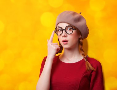 pigtails Sarı zemin üzerine olan Kızıl saçlı kız.