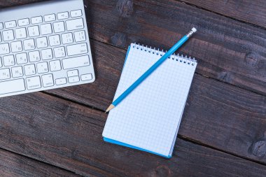 klavye, not defteri ve kalem ahşap tablo.