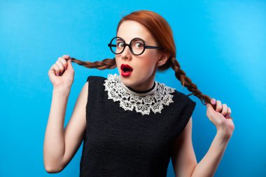 sürpriz Kızıl saçlı kız mavi zemin üzerine.