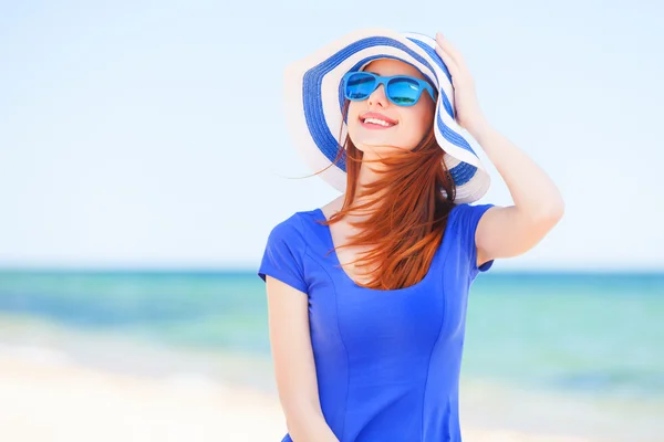 Kızıl saçlı kız sahilde bahar zamanı. — Stok fotoğraf