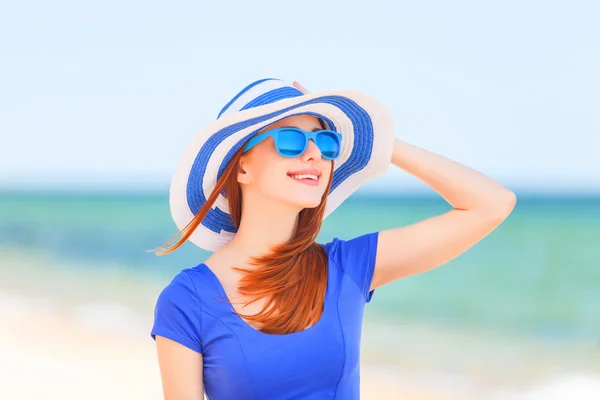 Ruiva menina na praia na primavera . — Fotografia de Stock