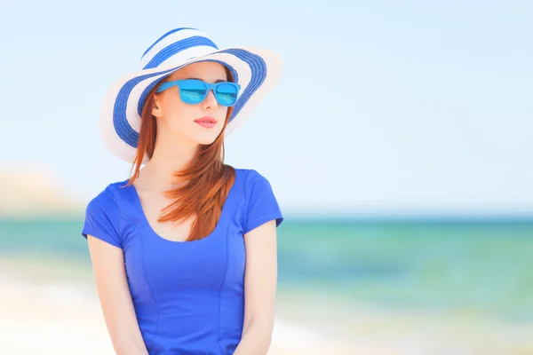 Roodharige meisje op het strand in de lentetijd. — Stockfoto