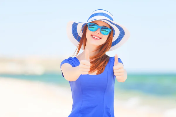 Rousse fille sur la plage au printemps . — Photo