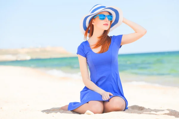 Руда дівчина на пляжі у весняний час . — стокове фото