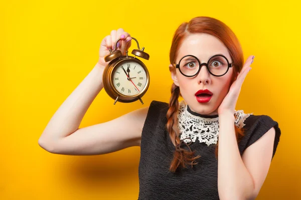 Chica pelirroja sorprendida con reloj . —  Fotos de Stock