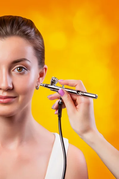 Visagist macht Make-up für Modell mit Aerograph — Stockfoto