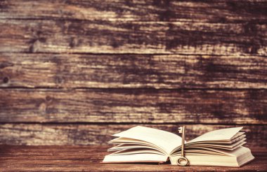 ahşap masa üzerinde eski kitaplar Vintage