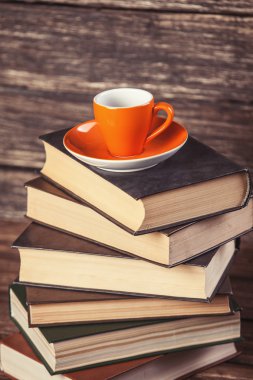 kitap ve ahşap zemin üzerinde kahve.