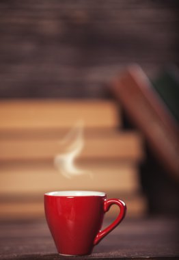 kitap ve ahşap zemin üzerinde kahve.