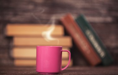 kitap ve ahşap zemin üzerinde kahve.