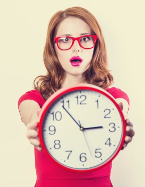 açık renkli büyük çalar saat ile sürpriz Kızıl saçlı kız