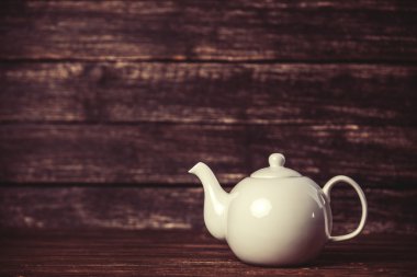 ahşap masa üzerinde Vintage çaydanlık.