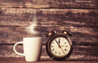 çay ya da kahve Kupası ve çalar saat