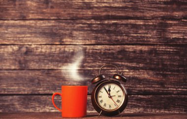 çay ya da kahve Kupası ve çalar saat