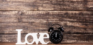 kelime aşk ve çalar saat.