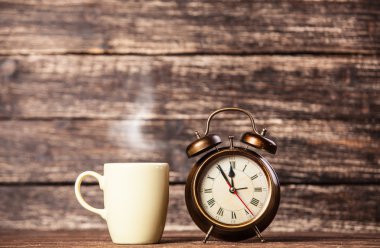 çay ya da kahve Kupası ve çalar saat