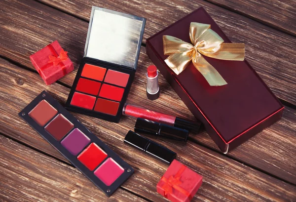 Kozmetikumok és ajándék doboz, woodent asztal. — Stock Fotó