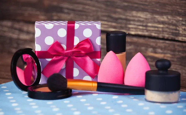 Cosméticos y caja de regalo en mesa de madera . — Foto de Stock