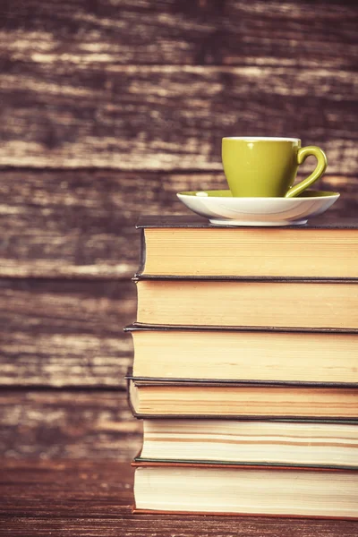 Libri e tazzina di caffè su fondo di legno . — Foto Stock