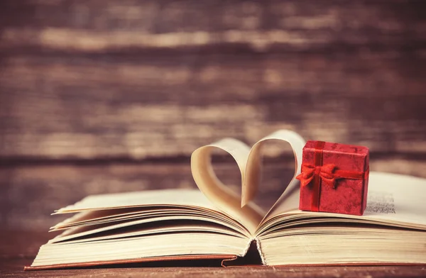 Scatola regalo e libro aperto . — Foto Stock