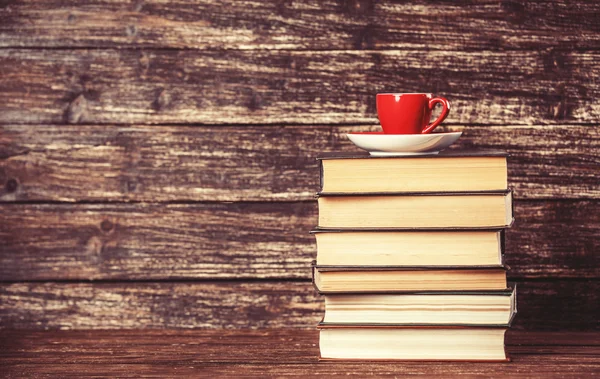 Libri e tazzina di caffè su fondo di legno . — Foto Stock