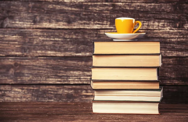 書籍や木製の背景の上にコーヒーを 1 杯. — ストック写真