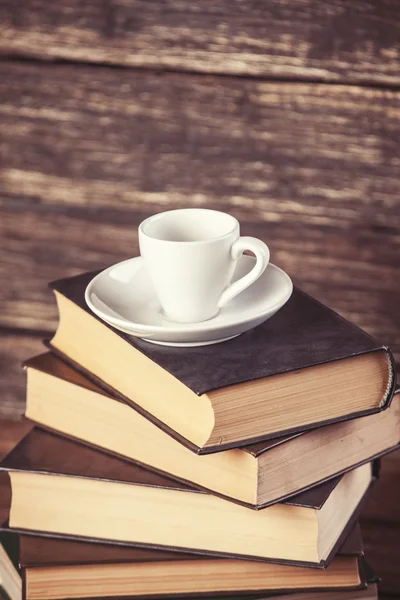 Livros e xícara de café em fundo de madeira . — Fotografia de Stock